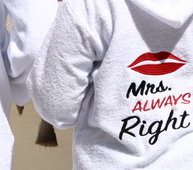 برنص حمامات رجالي أو حريمي ابيض مطرز