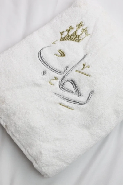 فوطة قطن مطرزة بالإسم مقاس 140x70 لون ابيض