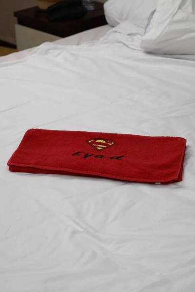 فوط قطن مطرزة حسب الطلب١٠٠×٥٠ سم لون احمر